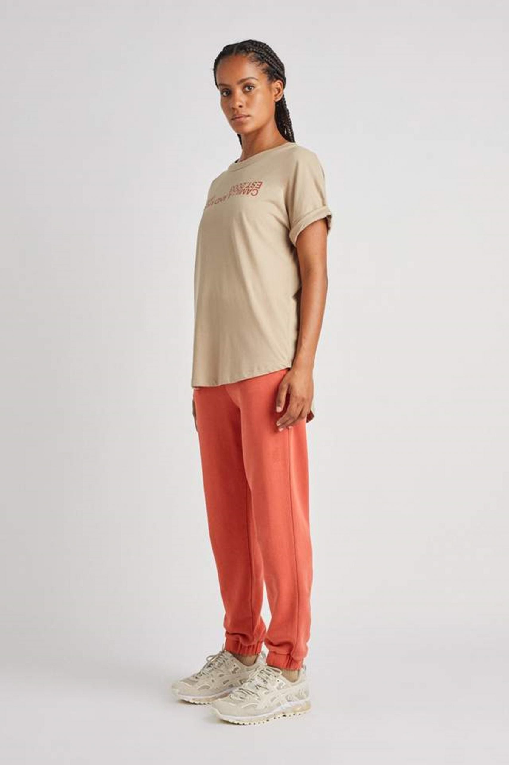 C&M | Huntington 2.0 Tee - Pebble with Red