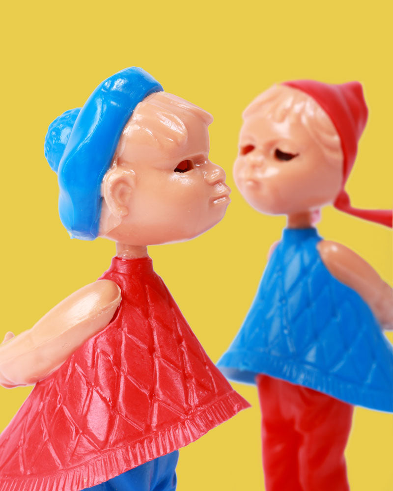 kissing dolls magnetic