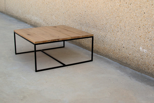 Vista mesa de centro guara de diseño industrial con madera maciza de roble.