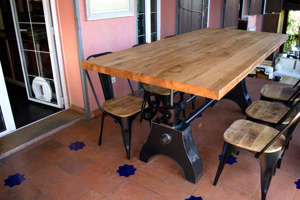 Vista mesa de comedor elevable k2 de diseño industrial con madera maciza de roble.