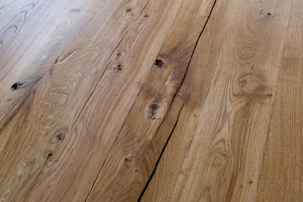 Detalle madera mesa de comedor elevable k2 de diseño industrial con madera maciza de roble.