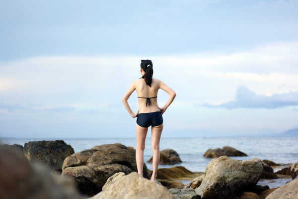 woman wearing black bikini on beach-min