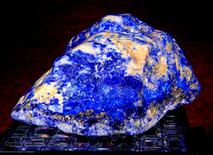 Rough uncut lapis lazuli