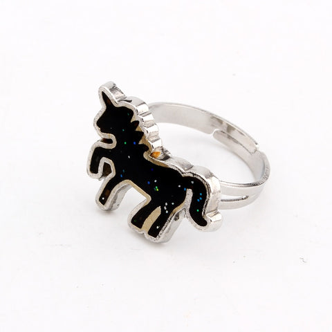 Image montrant la bague licorne dans sa couleur noire.