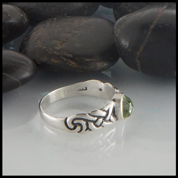 Ban Tigherna Ring in sterling silver with Rose Cut Peridot