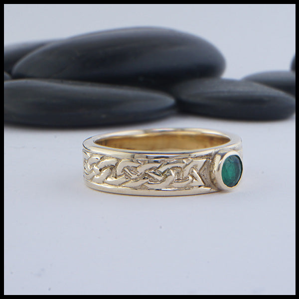 Josephine's Knot band in 14K Yellow gold with Emerald