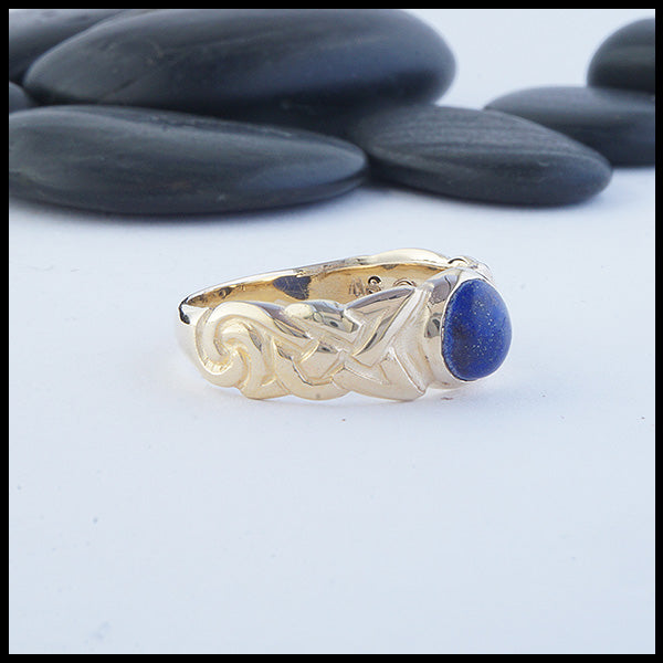 Side view of custom ban tigherna ring in gold with lapis