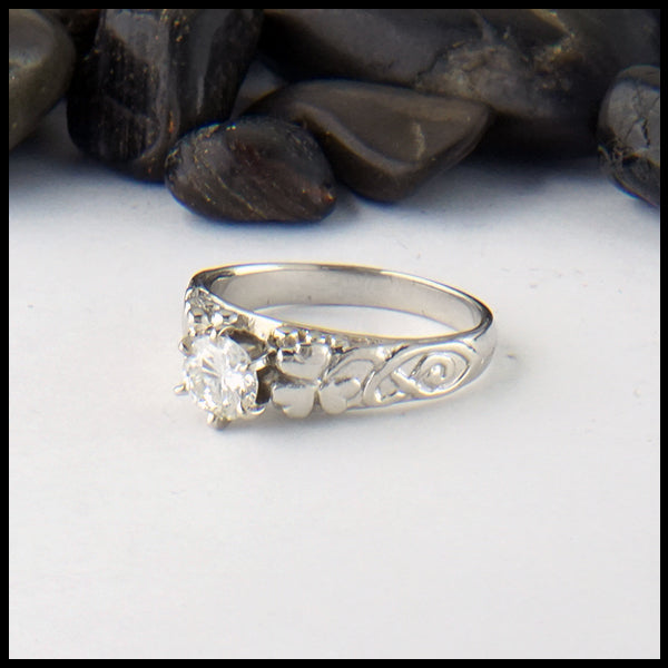 Shamrock ring in white gold with reclaimed diamond