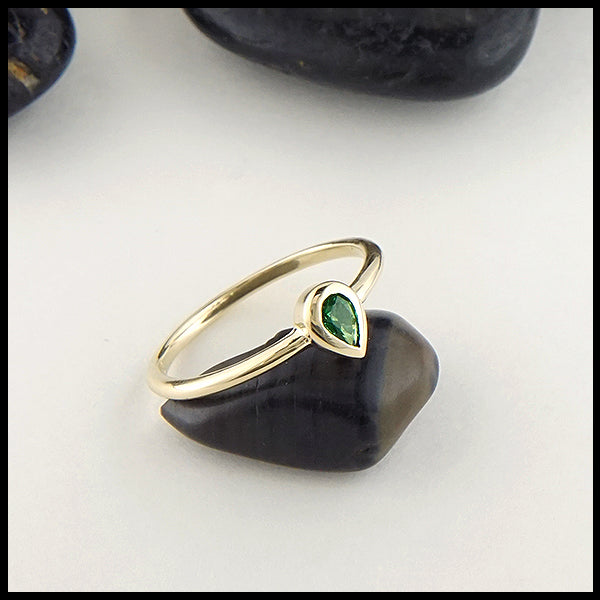 Teardrop Tsavorite ring in yellow gold