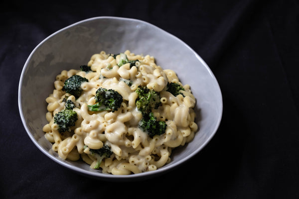 Howl Classic Mac & Chef with roasted broccoli in a bowl