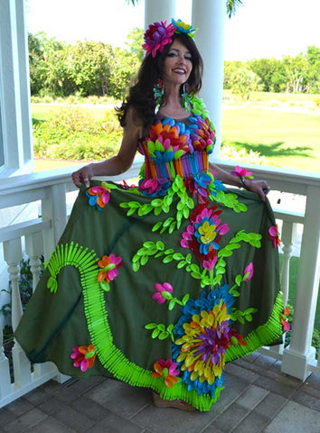 alt="trash fashion dress with plastic spoons designer sara basehart - escama studio"