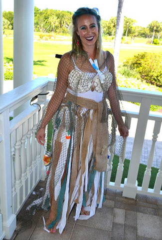 alt="trashion dress recycled gifts from the sea - escama studio"
