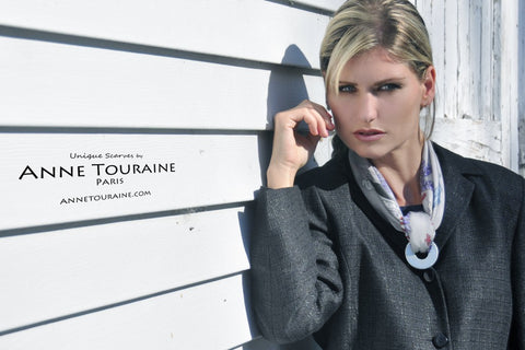 Paris New York scarf by ANNE TOURAINE Paris™, grey silk, styled with a washer: a superb and original necklace