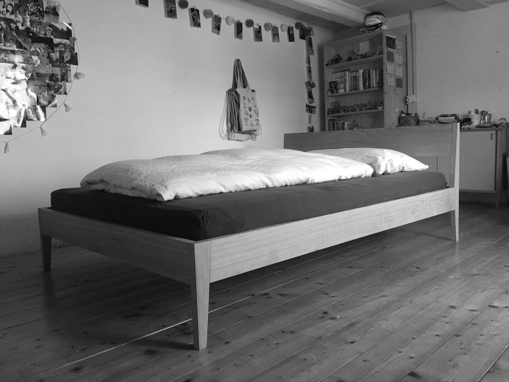 Bett aus Massivholz- metallfrei gebaut