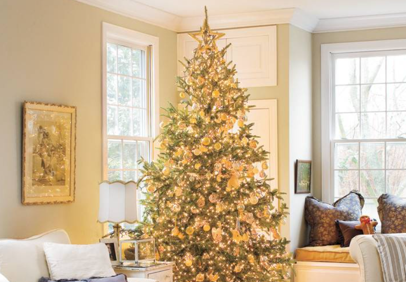 There’s nothing prettier than a fully lit and glowing tree. (<a href="https://www.southernliving.com/food/holidays-occasions/vintage-christmas-decorations?slide=9476#9476" target="_blank">Southern Living</a>/Laurey Glenn)