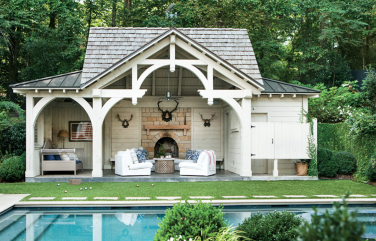 A poolhouse to die for.  (<a href="https://atlantahomesmag.com/" target="_blank">Atlanta Homes and Lifestyles</a>/Erica George Dines.)