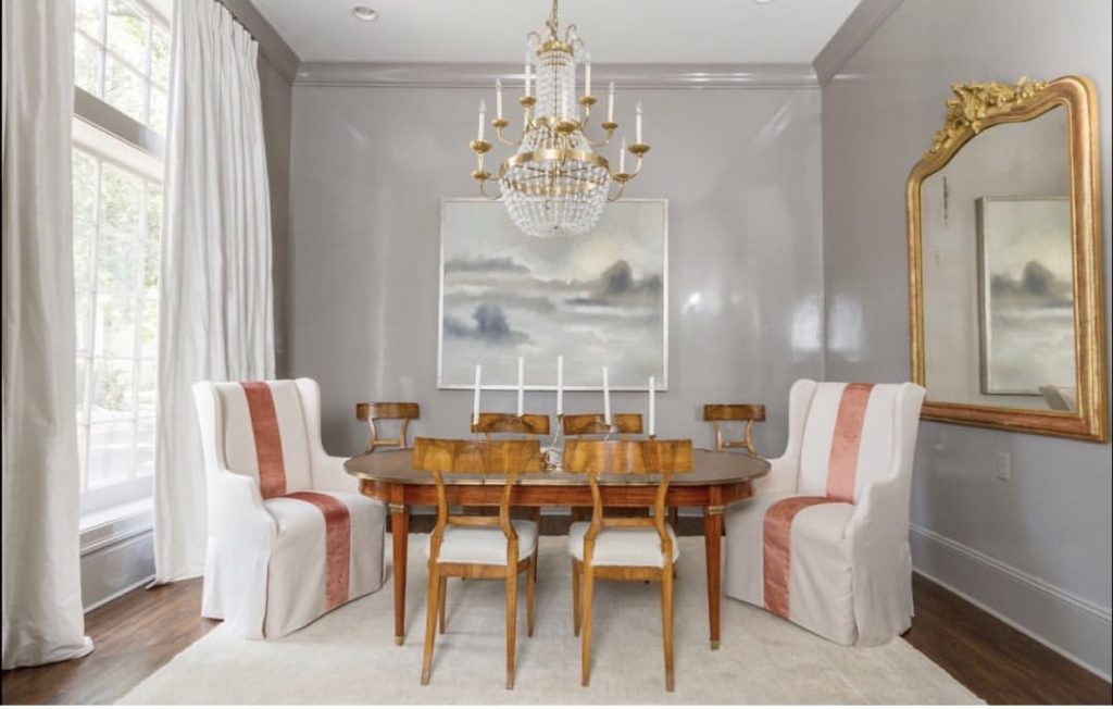 And look at the marriage of lacquered grey walls with an antique French table and chairs. So chic and contemporary.