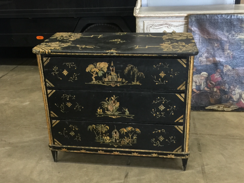 Who doesn’t love a chinoiserie commode? We adore them.