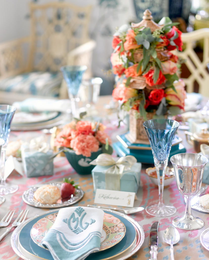 <a href="https://mallorymathison.com/" target="_blank">Mallory Mathison’s</a> gorgeous table setting. From <a href="http://atlantahomesmag.com/article/the-essence-of-entertaining/" target="_blank">Atlanta Homes and Lifestyles</a> (photo: David Christensen)