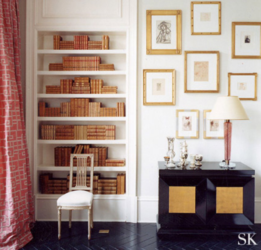 <a href="http://suzannekasler.com/interiors/ridgewood-estate/#" target="_blank">Suzanne Kasler</a> used artfully arranged antique books in this stunner of a vignette.