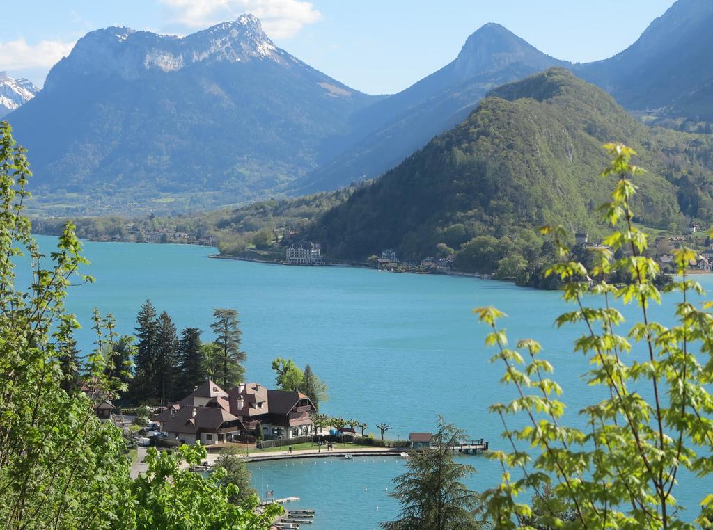 View of the Auberge du Pere Bise on the Lake of Annecy (image via Booking.com)