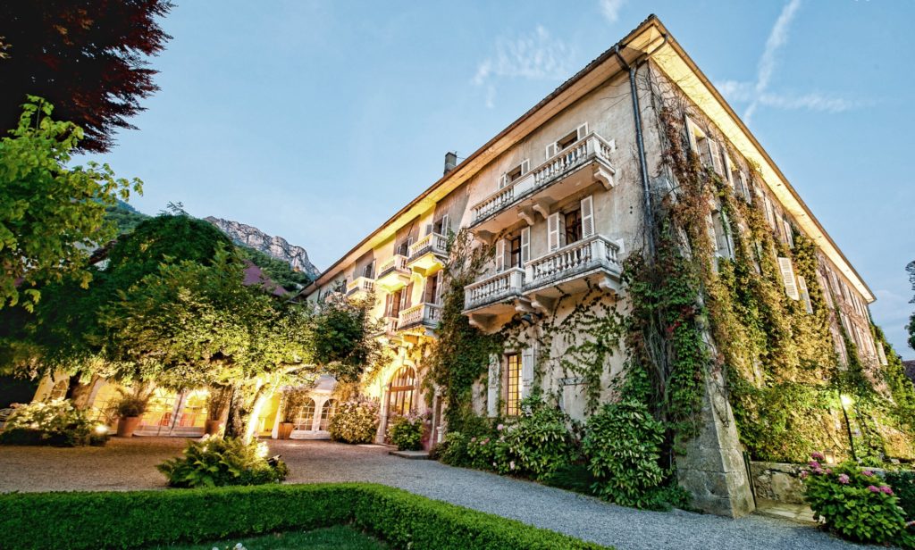 The vine covered main entrance of the Abbaye hotel, courtesy of Les Collectionneurs.