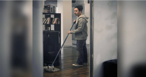 limpiando el piso en Shopify