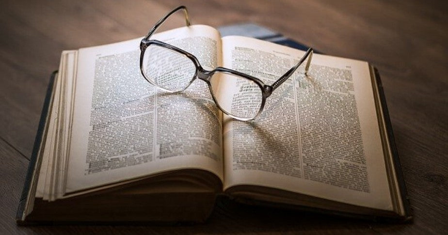 Lentes de leer sobre libro abierto