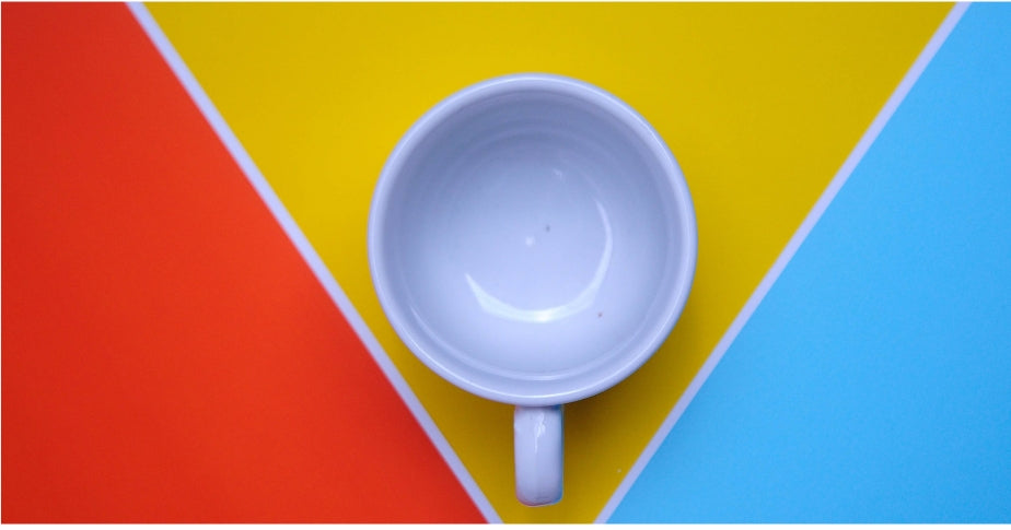 taza sobre fondo de color