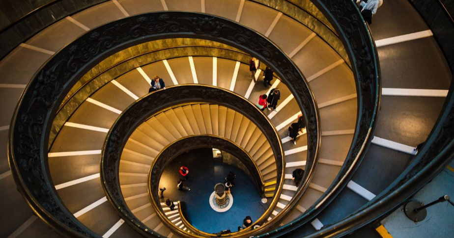 Escalera en espiral por Yifei Chen para Unsplash