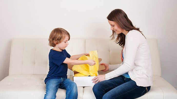 rana Longworth con su hijo comercio electrónico