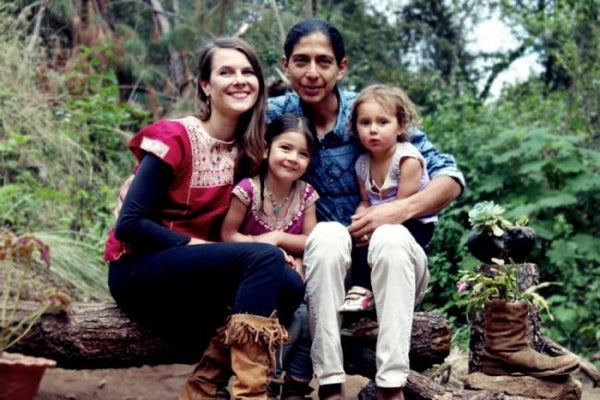 Anna y Manuel con dos de sus hijas