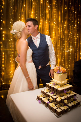 Dello Mano Wedding Cake Couple
