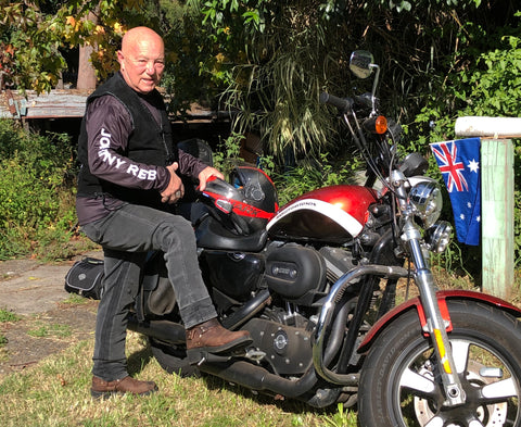 Angry Anderson wears Johnny Reb