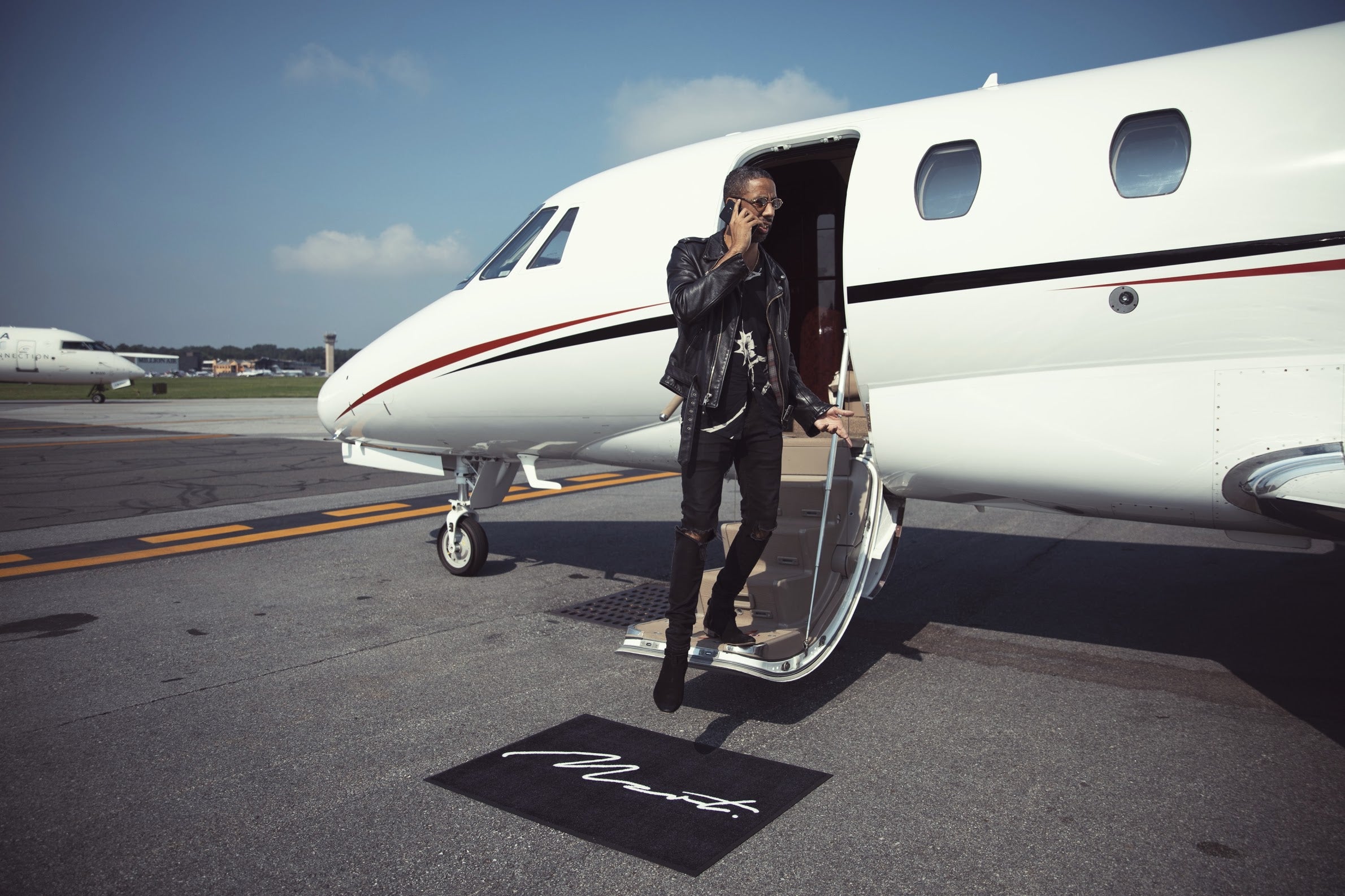 ryan_leslie_private_jet_exit_on_phone_with_mzrt_mat_by_lee_williams