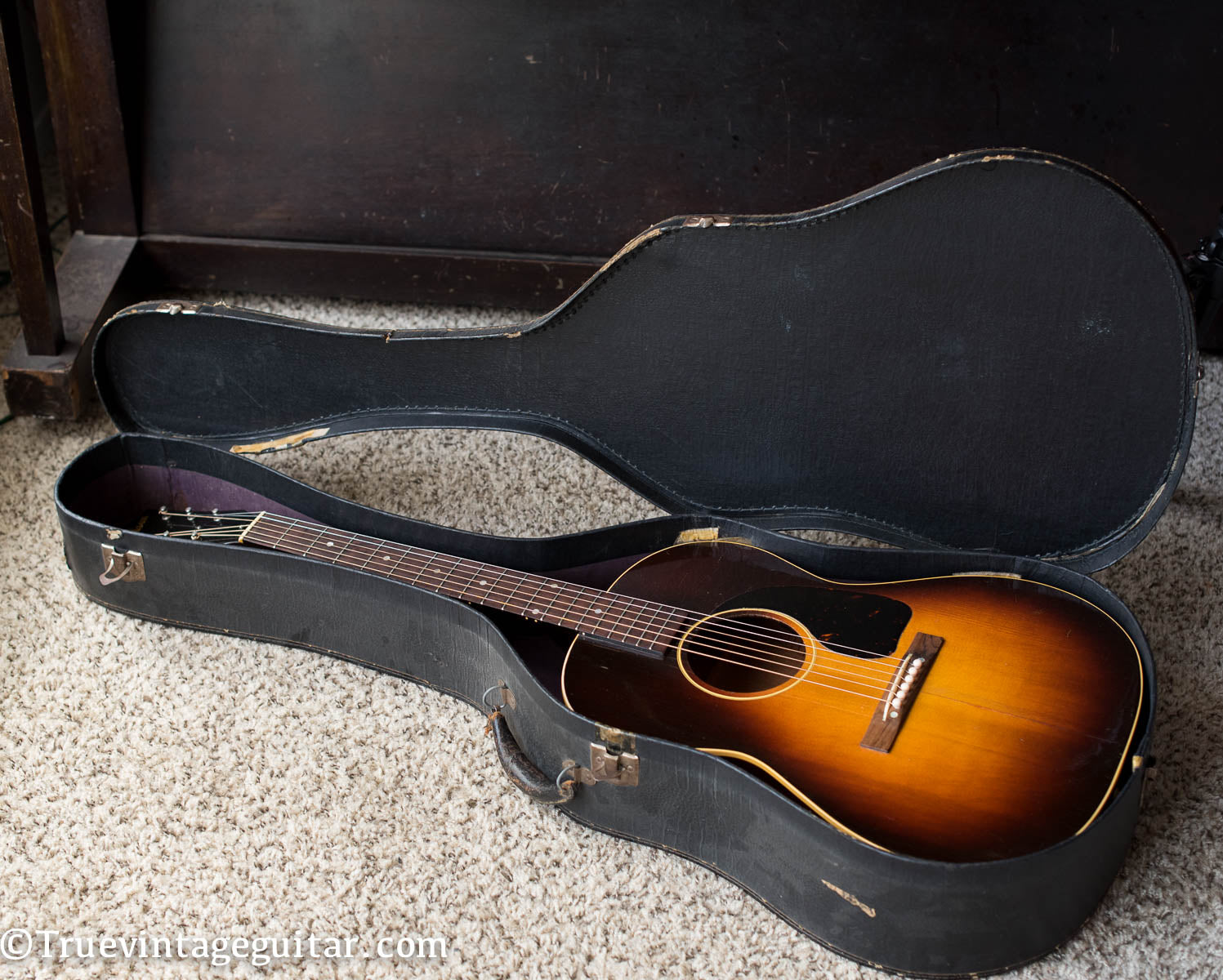 Vintage Gibson 1940s small body acoustic guitar original case