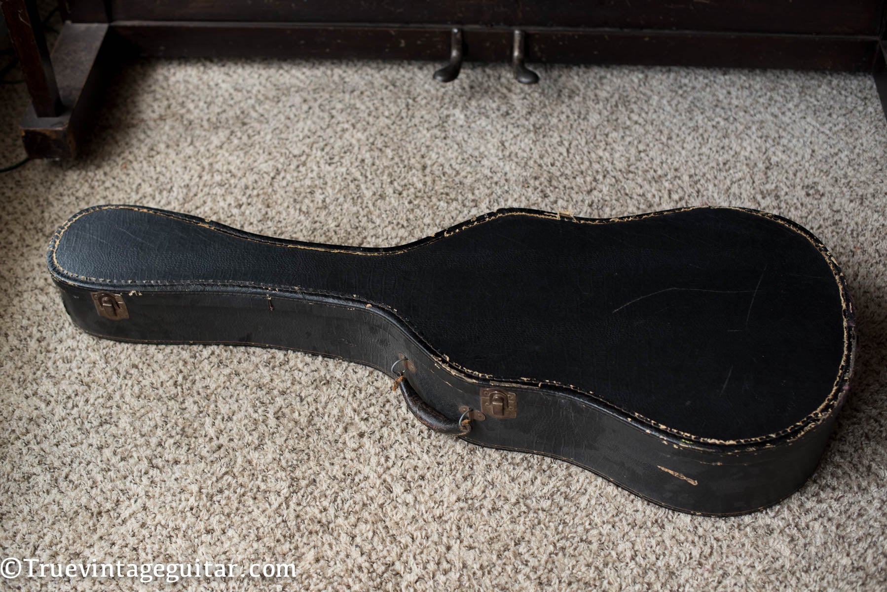 1940s Gibson chipboard case LG-2