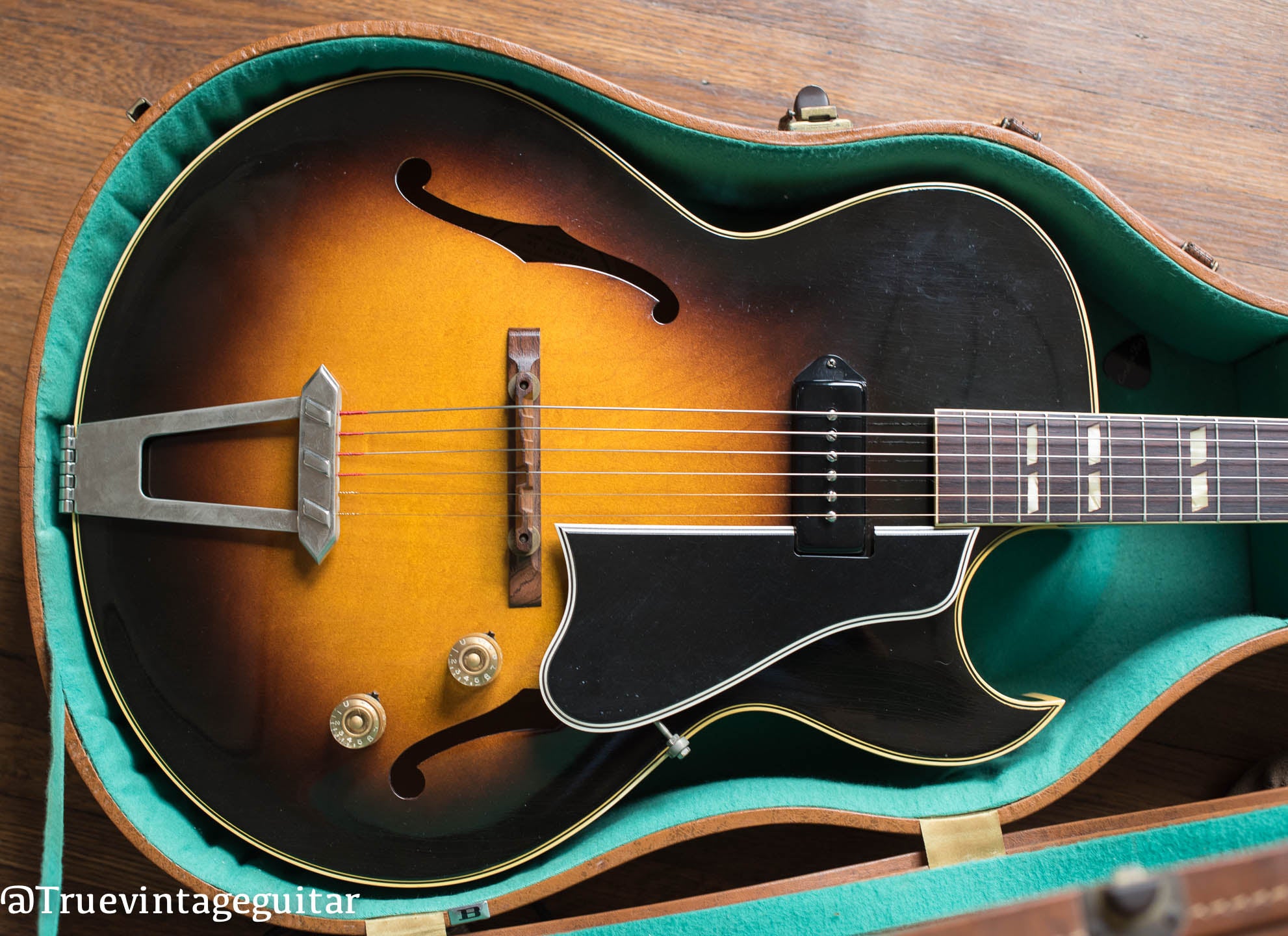 Gibson ES-175 electric guitar archtop in original green felt interior case 1951
