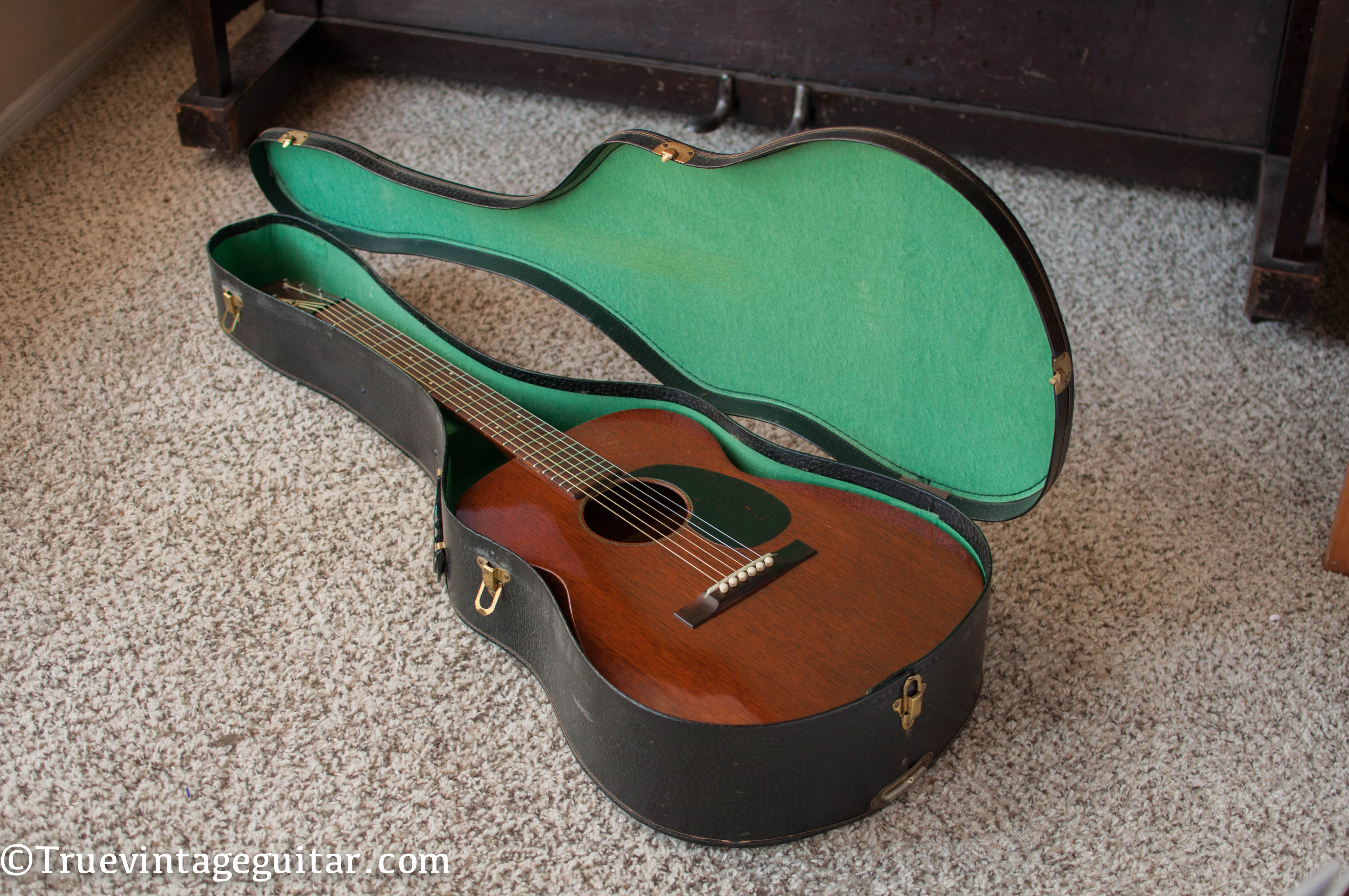 vintage Martin 00-17 guitar original case
