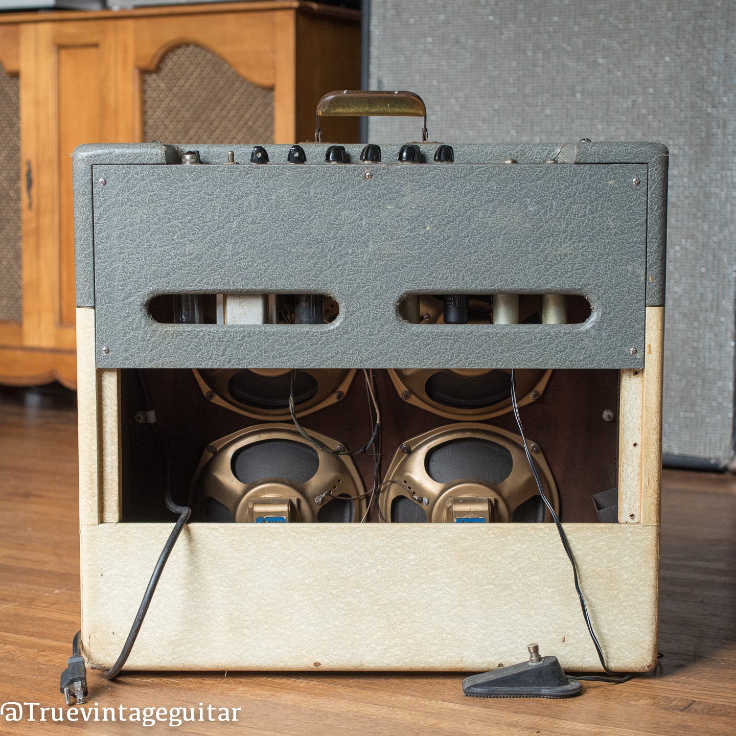 1950s Gibson amp four speakers