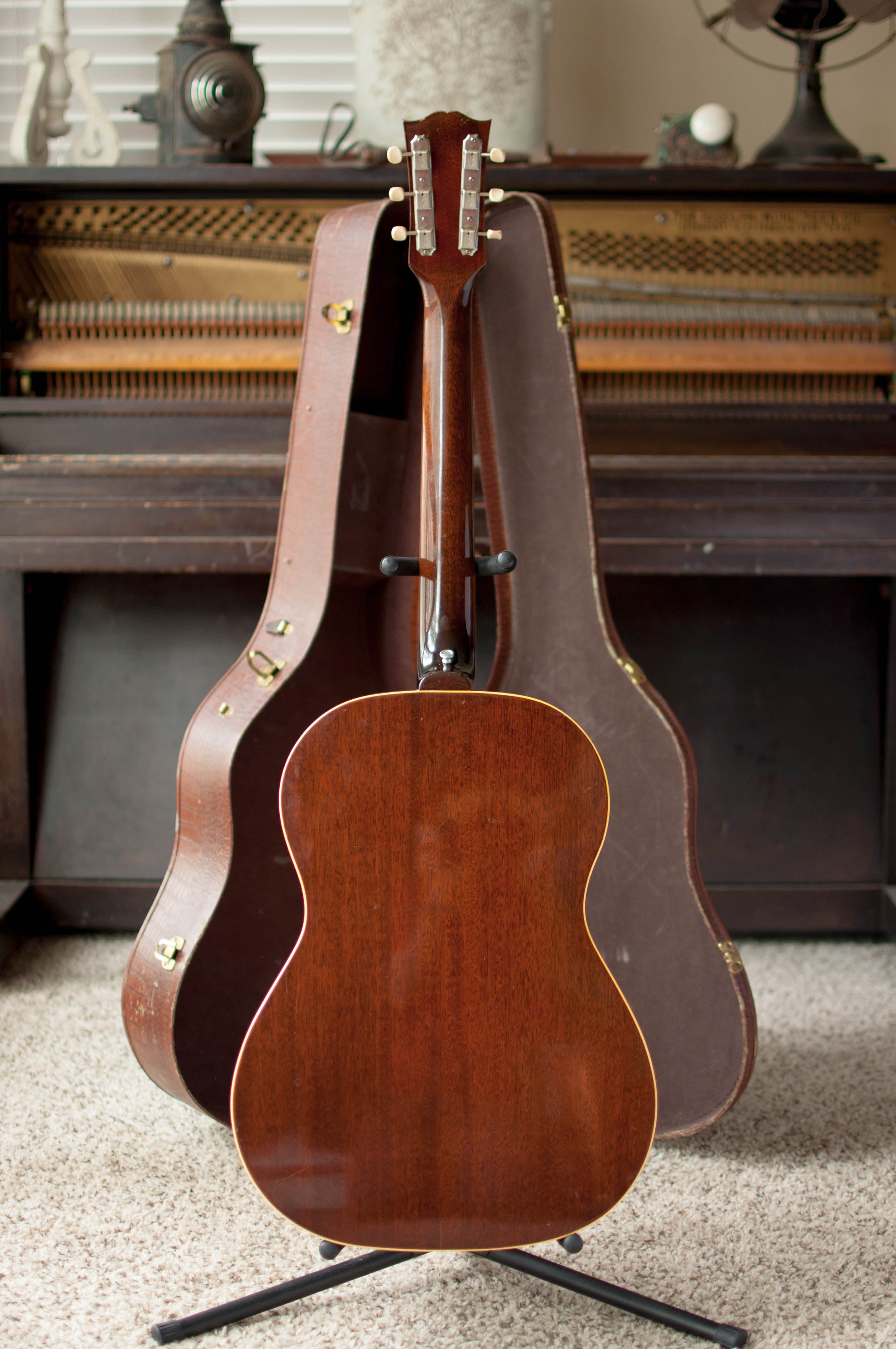 Vintage Gibson guitar 1950s LG-2