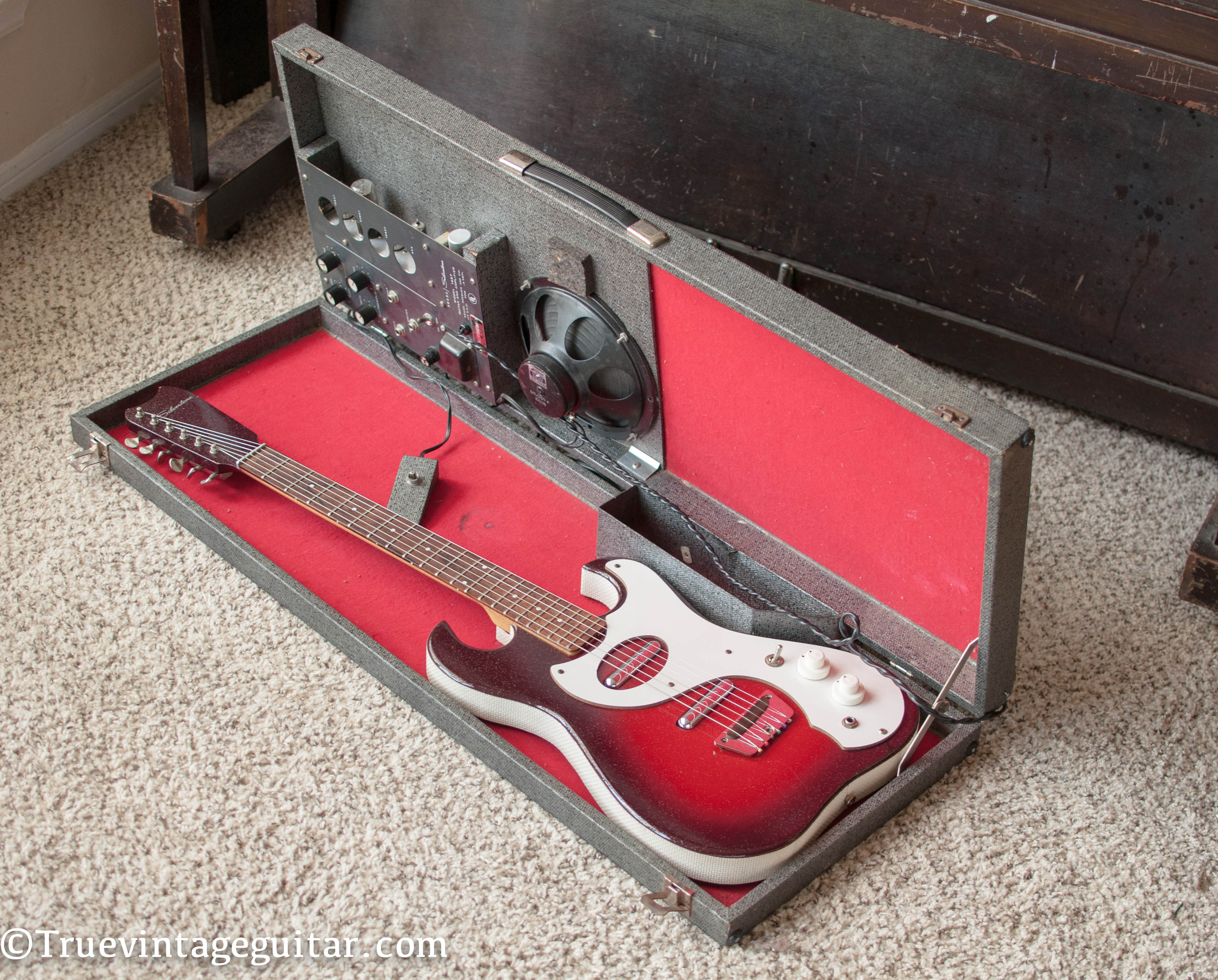 1962 Silvertone 1457 electric guitar amp in case