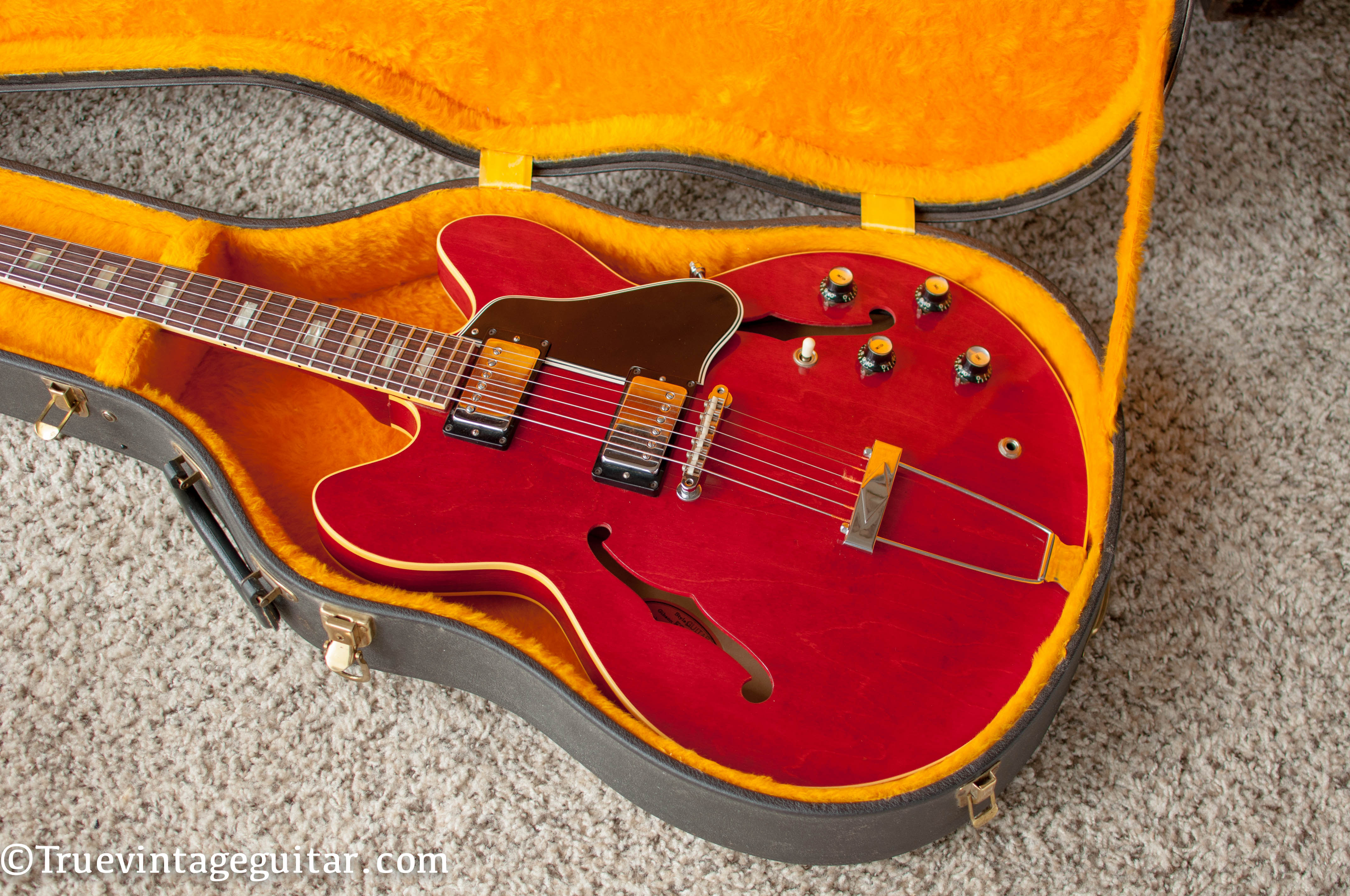 Vintage 1966 Gibson ES-335 tdc electric guitar in original Lifton case