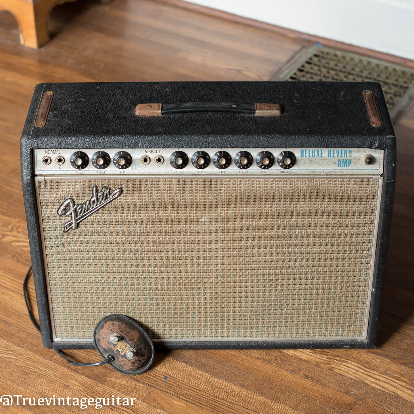 Vintage 1969 Fender Deluxe Reverb silver black guitar amp