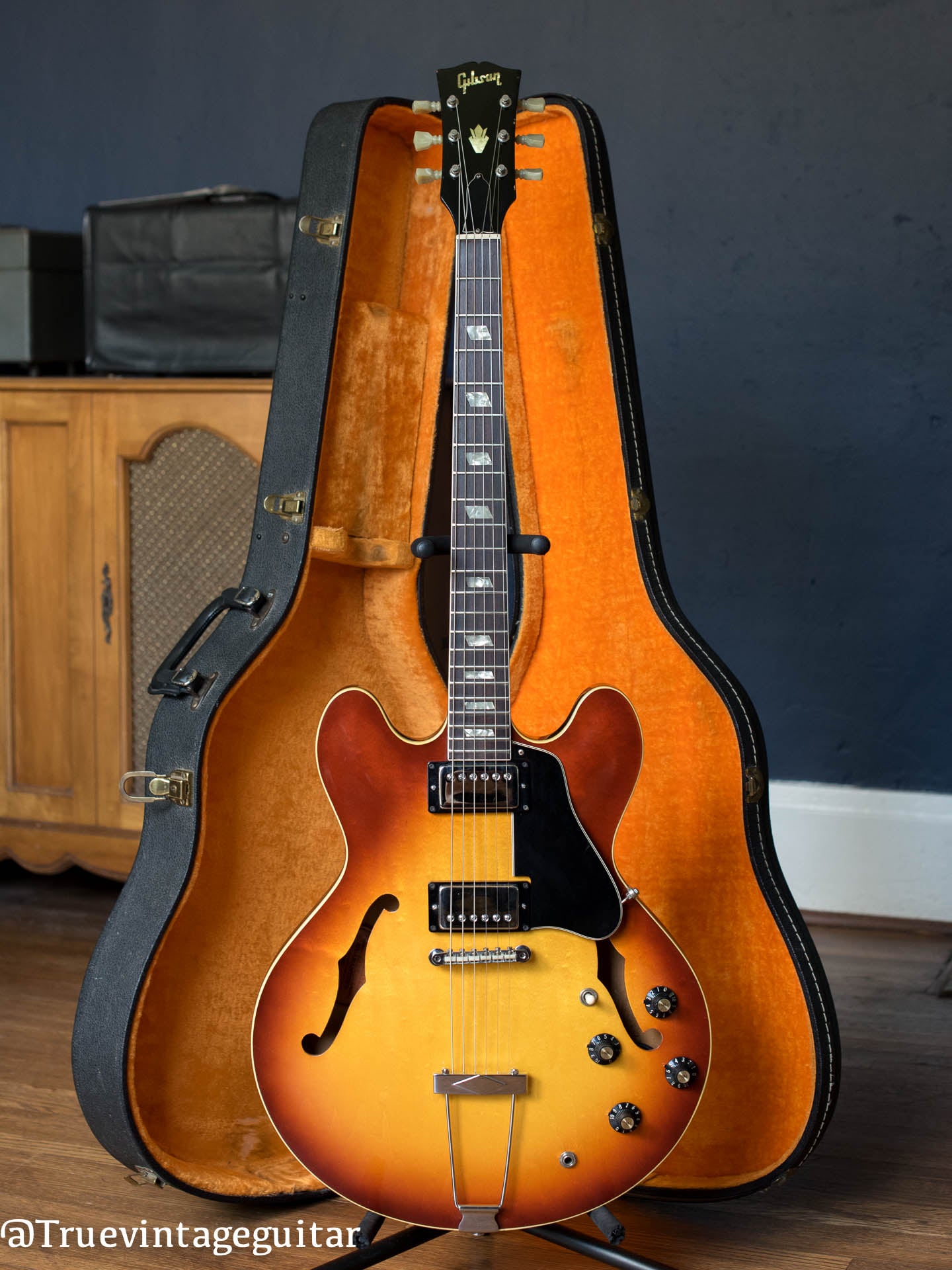 Vintage 1969 Gibson ES-335 td electric guitar, Sunburst, paralellogram inlays