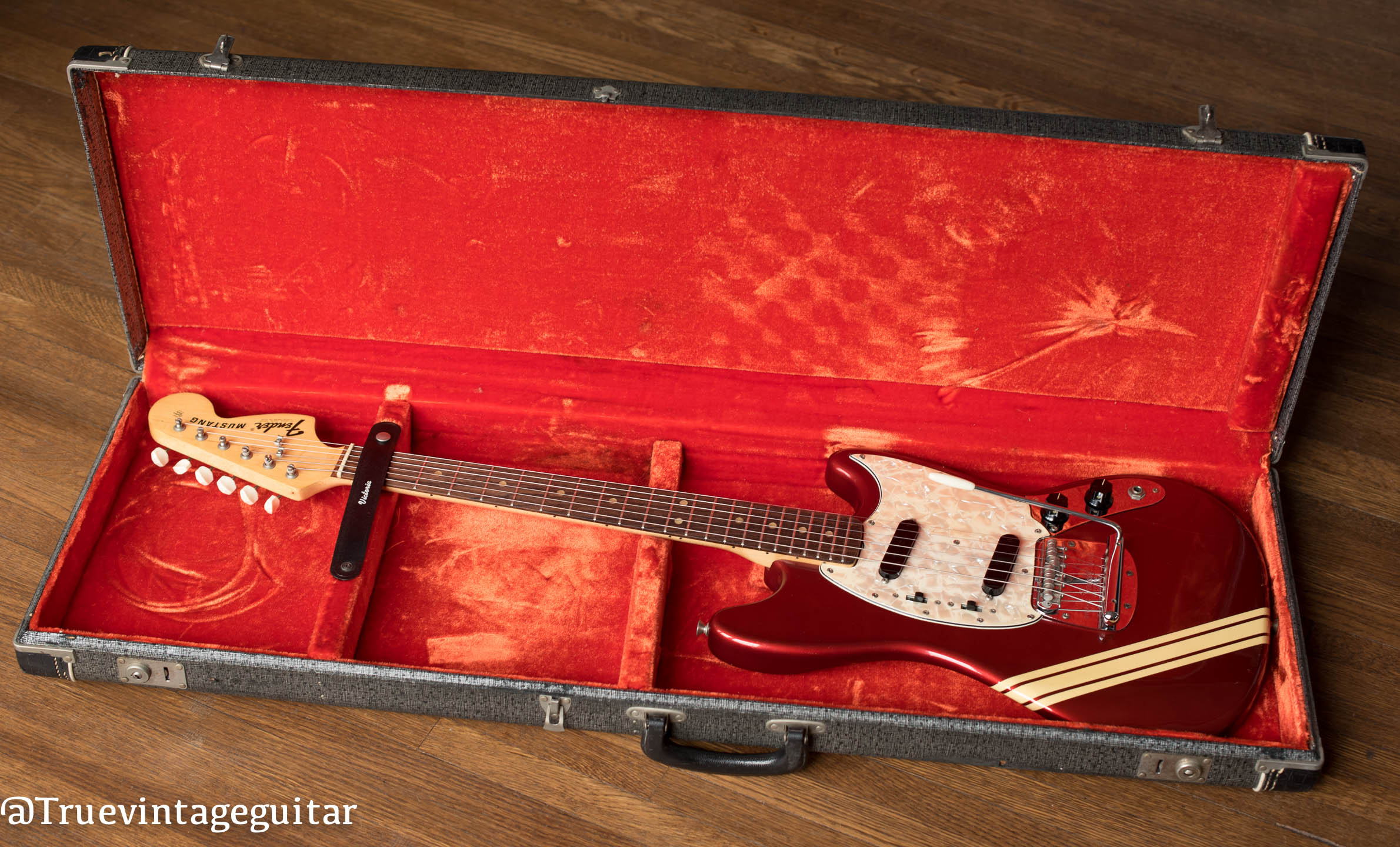 Fender Mustang vintage 1974 Competition Red white stripes