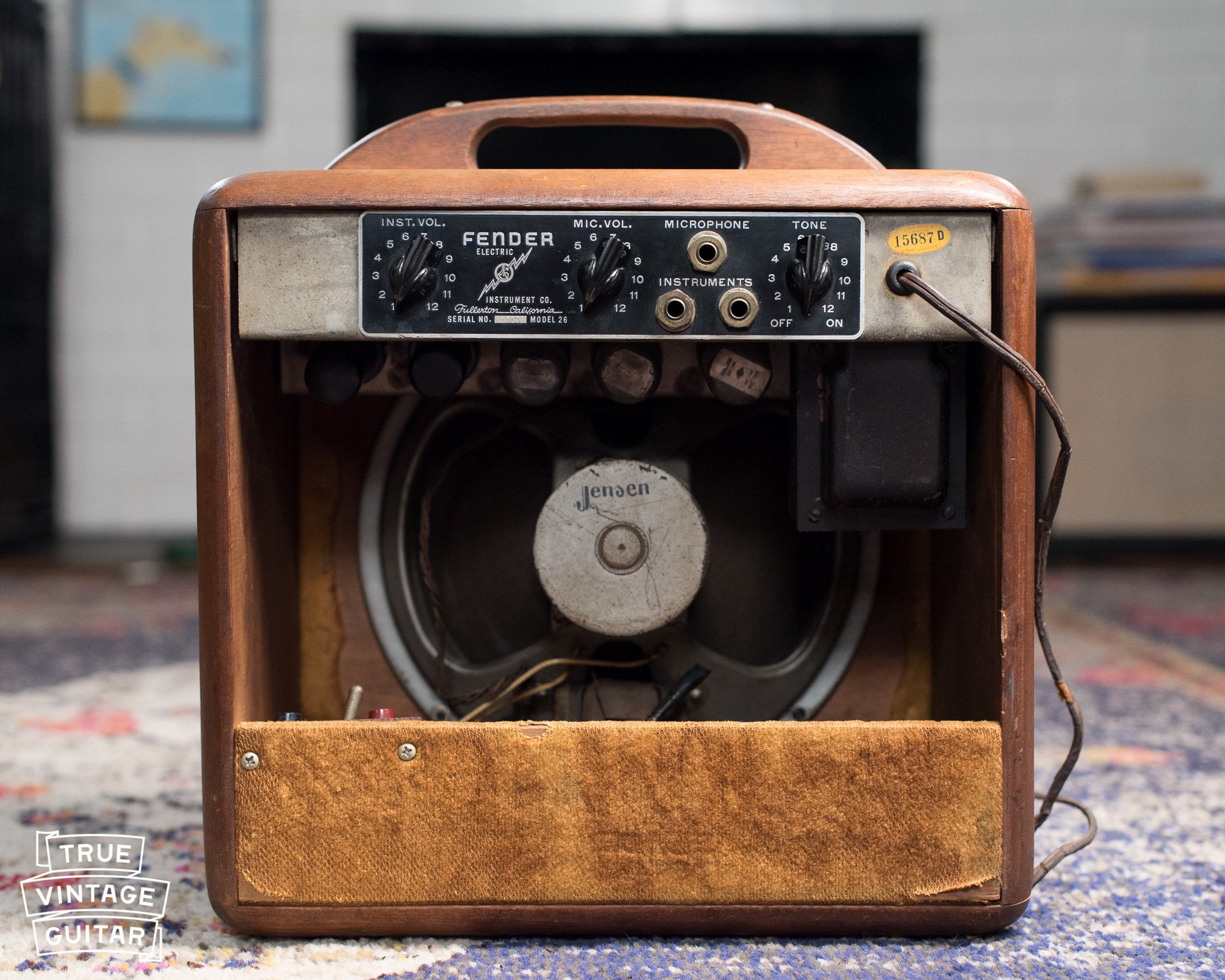 Jensen speaker, Vintage 1946 Fender Deluxe guitar Amplifier, woody, Walnut cabinet with gold grill cloth