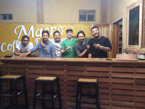 Vincent de Arvida Roasting Co avec l'équipe de Macro Coffee, Jember Indonésie