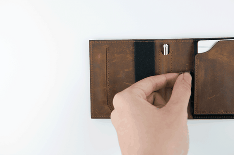 Aki Wallet pull tab for card access