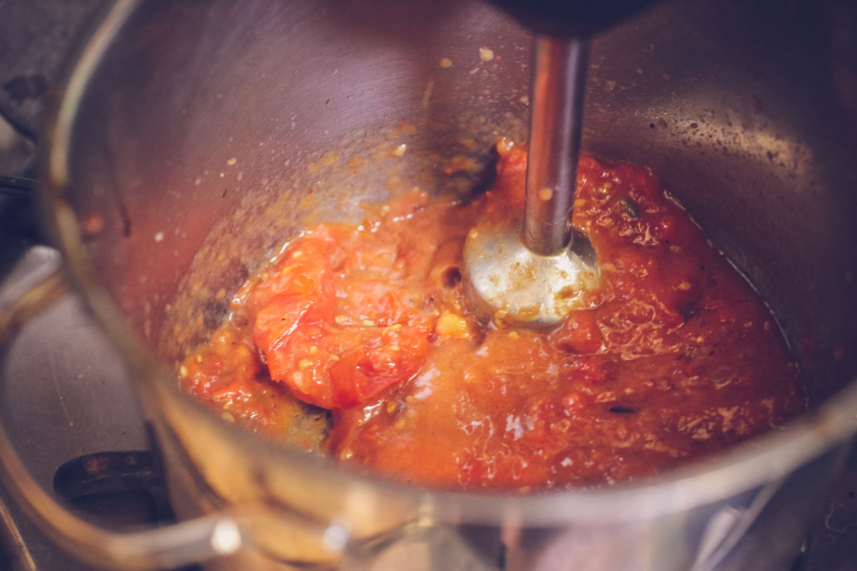 blending tomato sauce